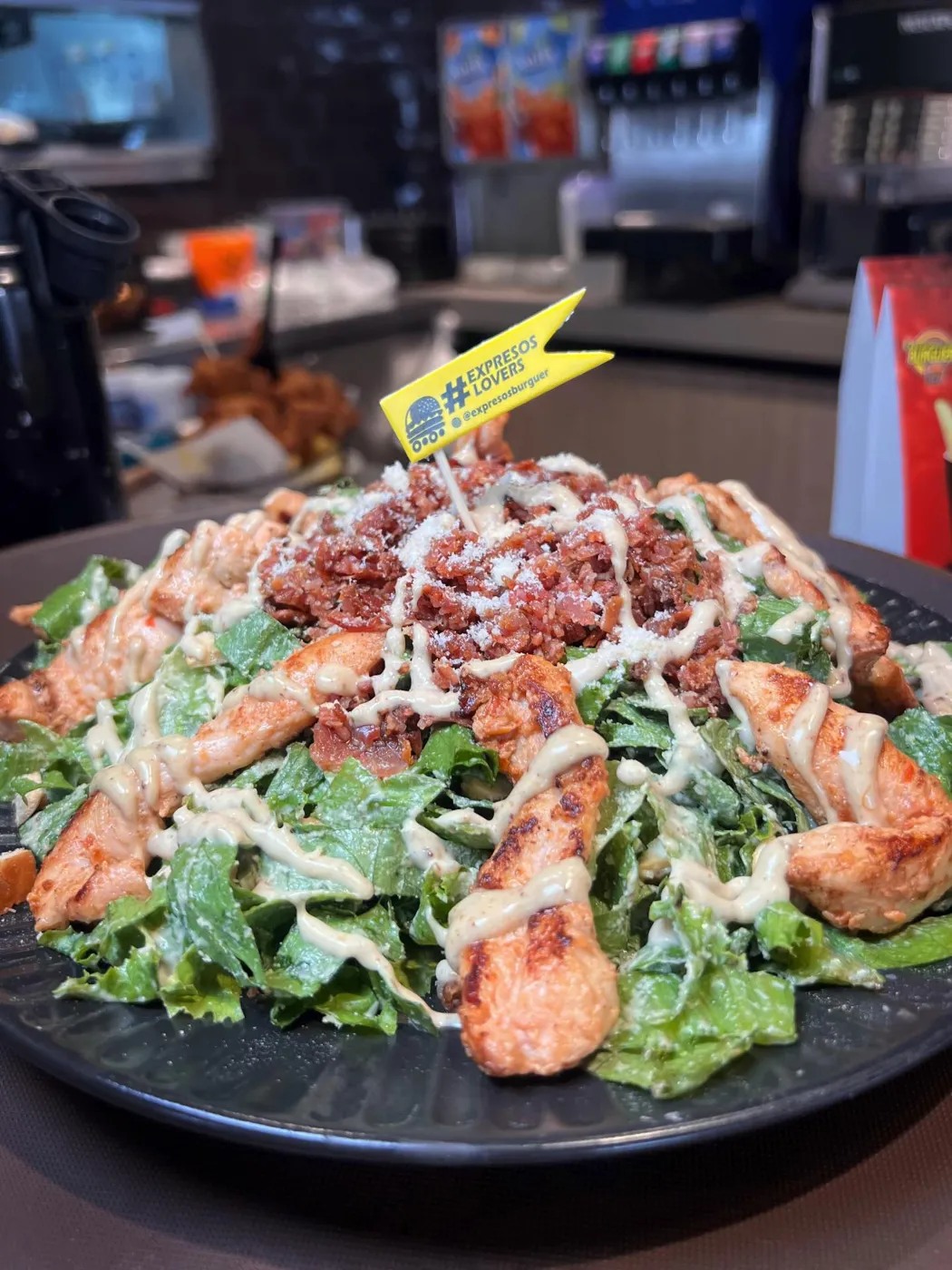 Ensalada césar con pollo a la parrilla y tocineta