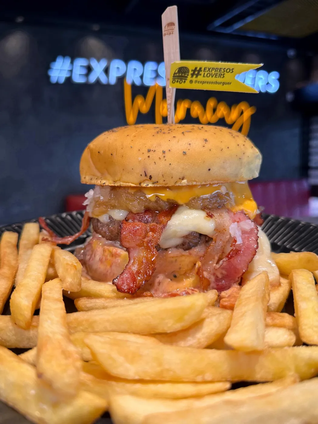 Hamburguesa con tocineta, queso y papas