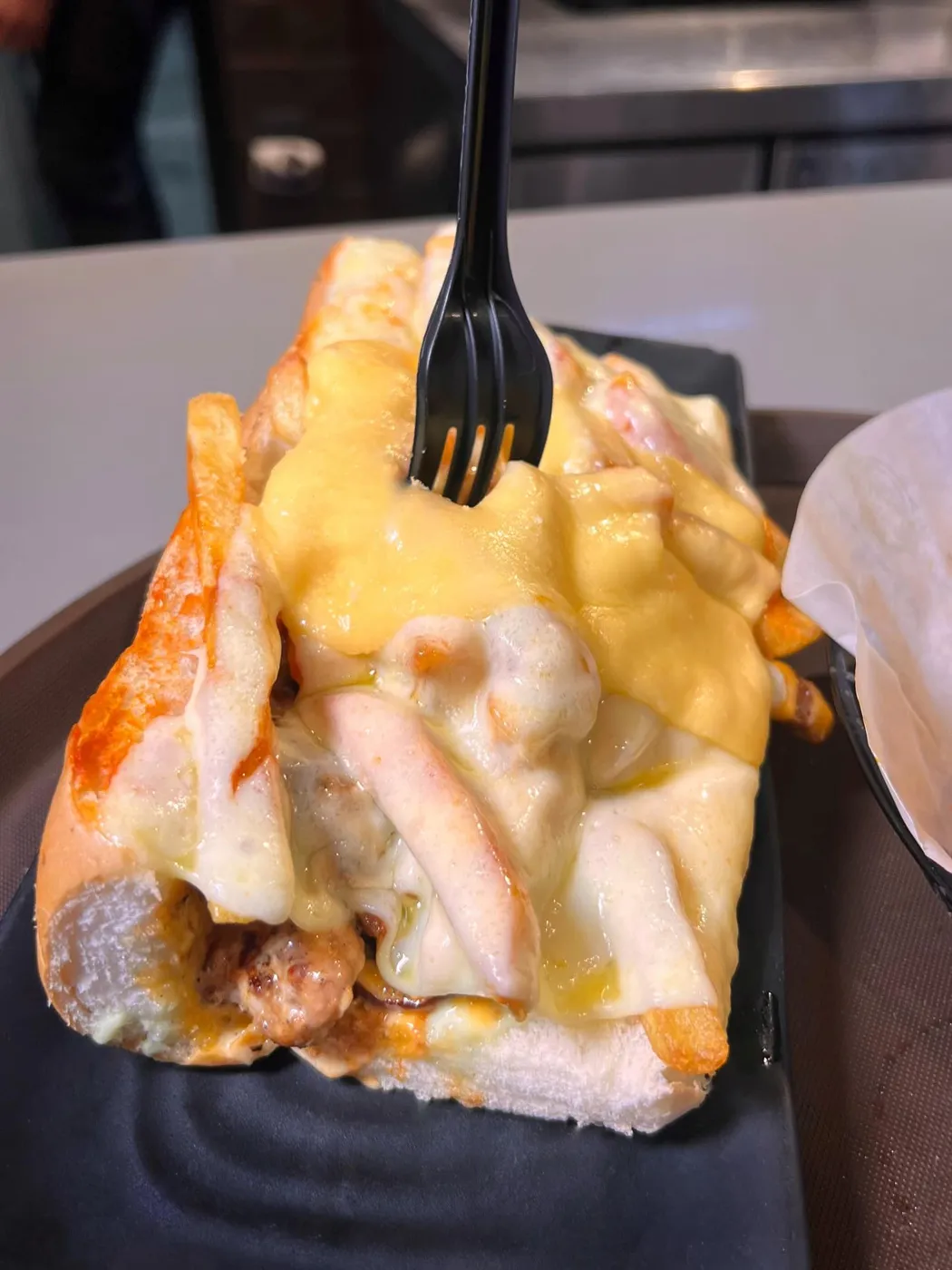 Pepito gratinado con queso derretido y papas