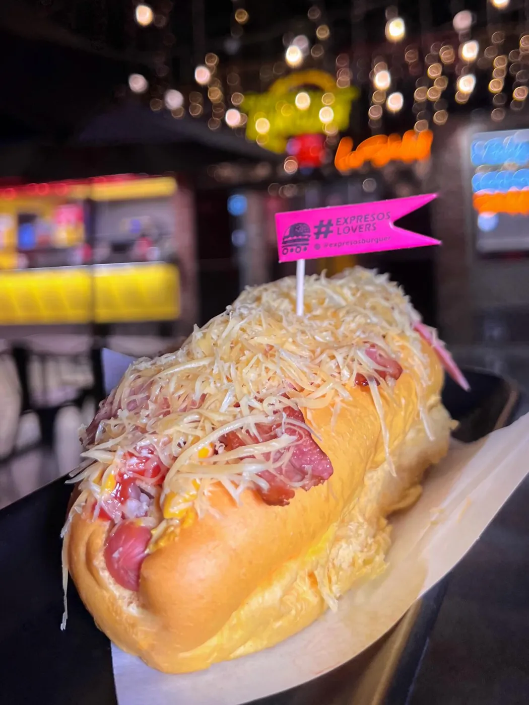Perro caliente especial con queso rallado