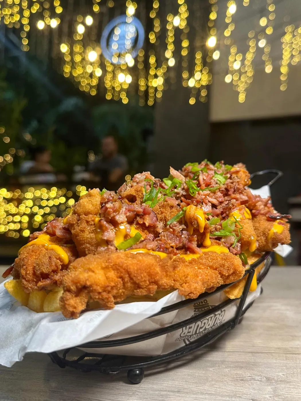 Tenders de pollo crispy con tocineta, cebollín y queso