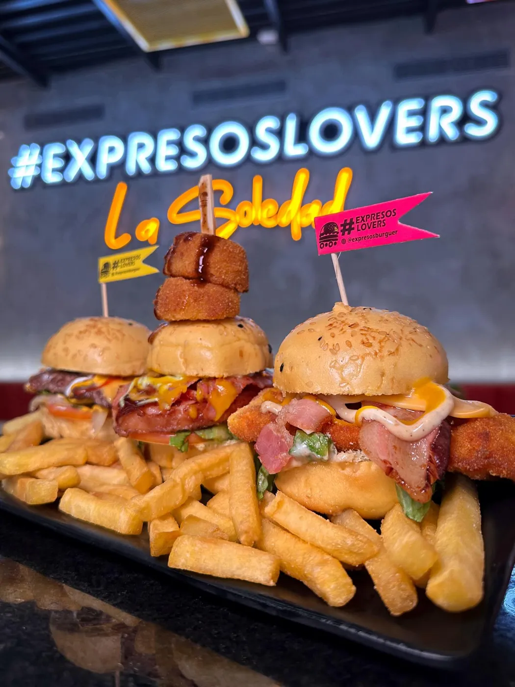 Trío de mini hamburguesas Vagoncitos sobre papas, sede La Soledad